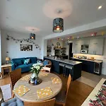 Spacious Pretty In Old Totterdown בריסטול
