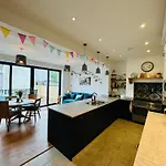 Spacious Pretty In Old Totterdown 3*