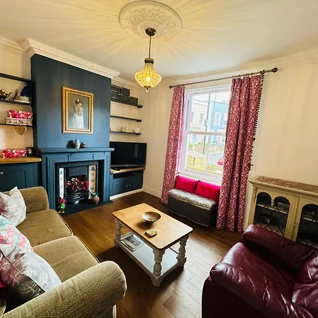 Modern & Vintage Inspired In Old Totterdown Guest house *