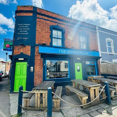 Spacious Pretty In Old Totterdown Bristol