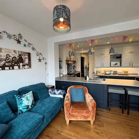 Modern & Vintage Inspired In Old Totterdown Guest house *