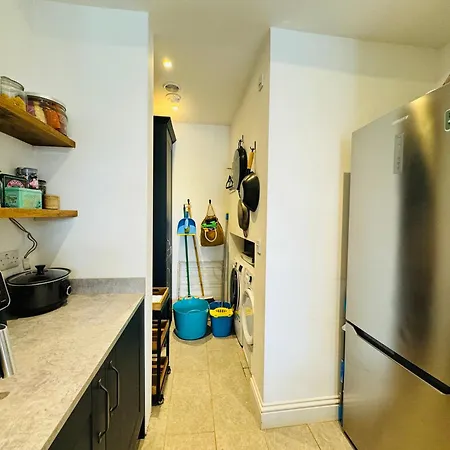 Spacious Pretty In Old Totterdown Bristol