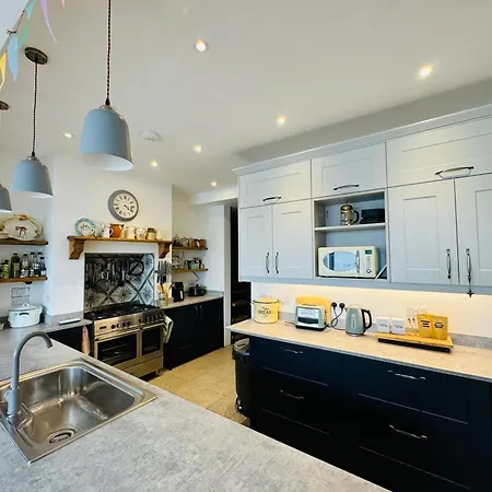 Spacious Pretty In Old Totterdown 3* Bristol