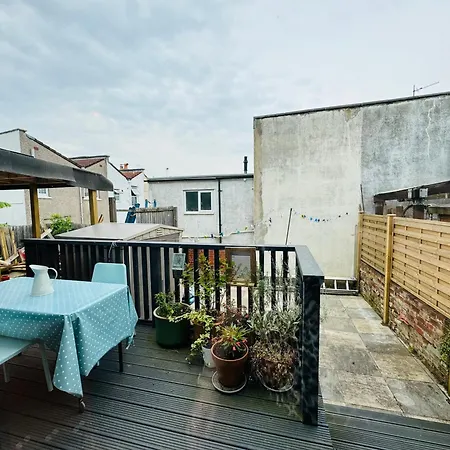 Spacious Pretty In Old Totterdown بريستول