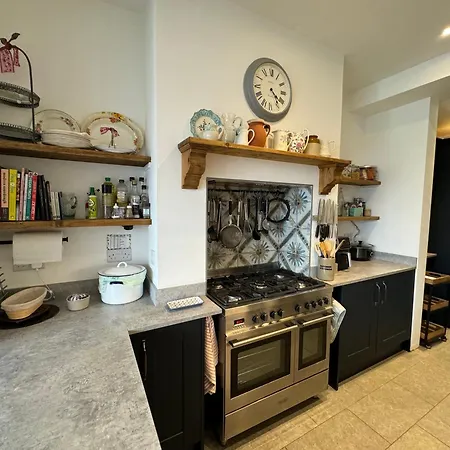 Modern & Vintage Inspired In Old Totterdown Guest house *
