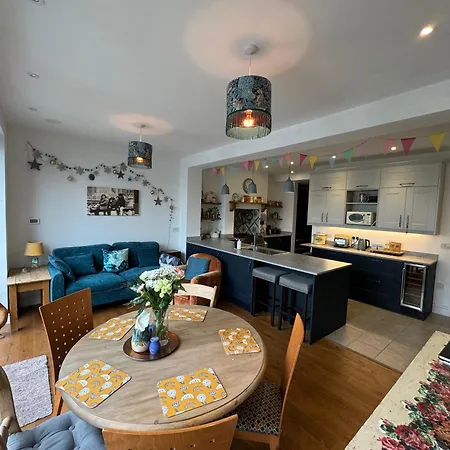 Spacious Pretty In Old Totterdown Bristol