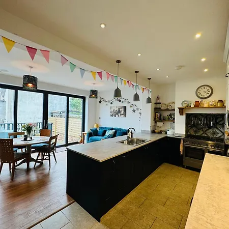 Spacious Pretty In Old Totterdown *