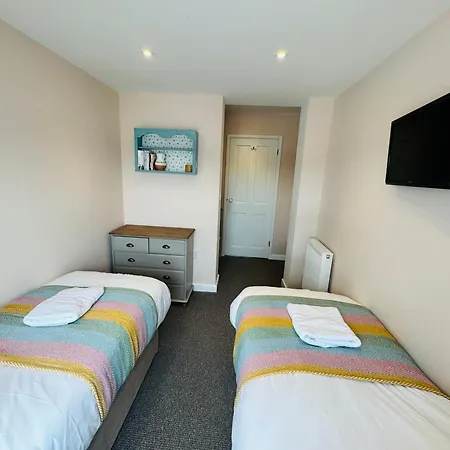 Modern & Vintage Inspired In Old Totterdown Guest house
