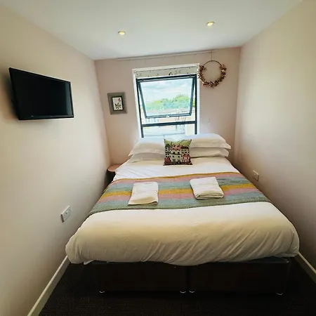 Guest house Modern & Vintage Inspired In Old Totterdown *