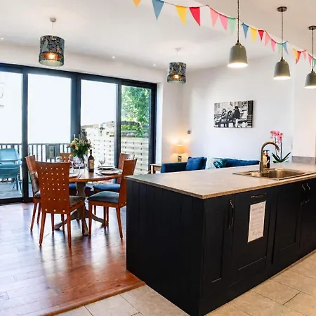 Spacious Pretty In Old Totterdown *