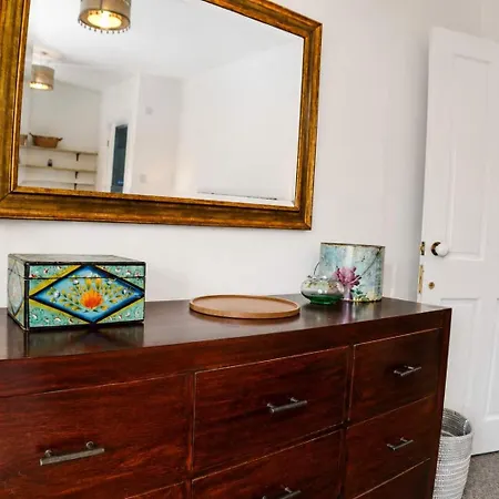 Spacious Pretty In Old Totterdown *