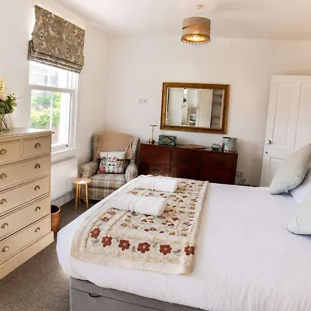 Spacious Pretty In Old Totterdown Bristol