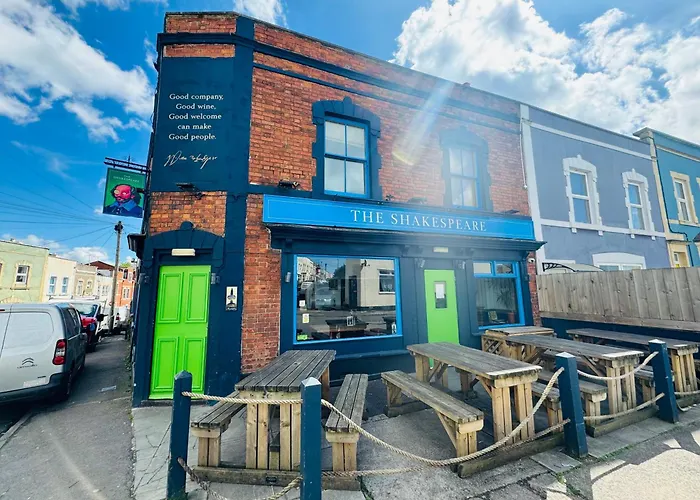 Spacious Pretty In Old Totterdown Bristol