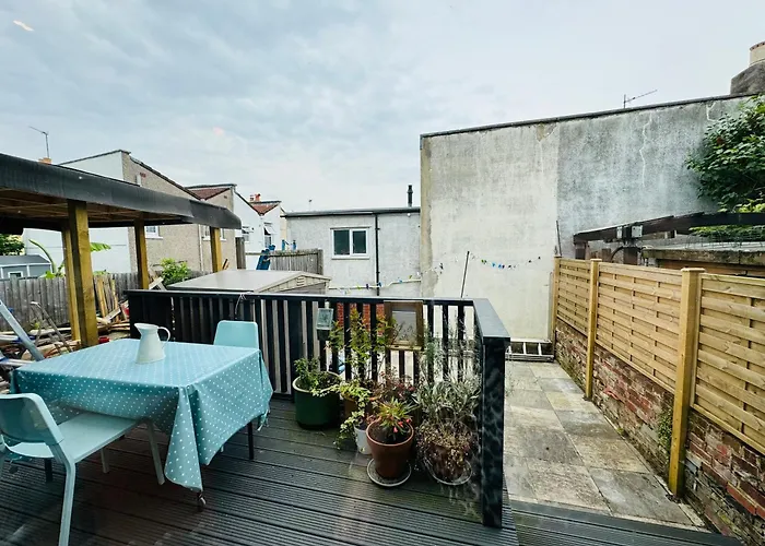 Spacious Pretty In Old Totterdown Bristol