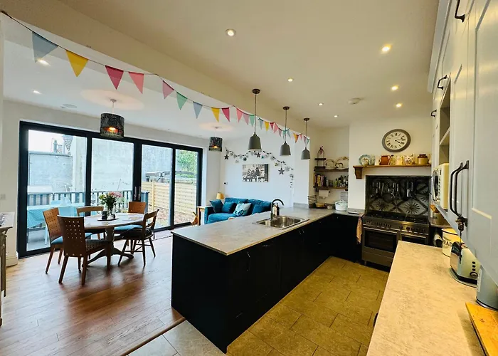 Spacious Pretty In Old Totterdown 3*