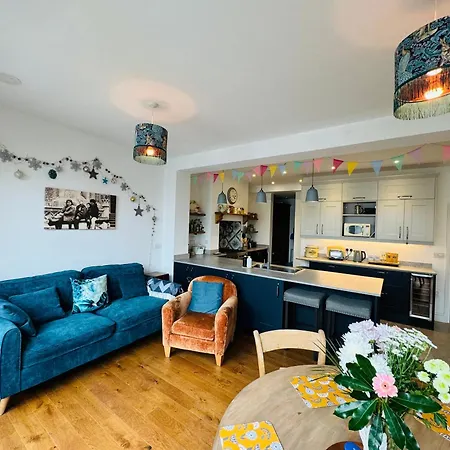 Spacious Pretty In Old Totterdown Bristol