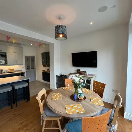 Totterdown's Modern & Vintage Inspired Guest house
