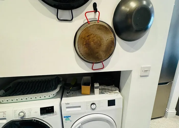 Spacious Pretty In Old Totterdown 3*