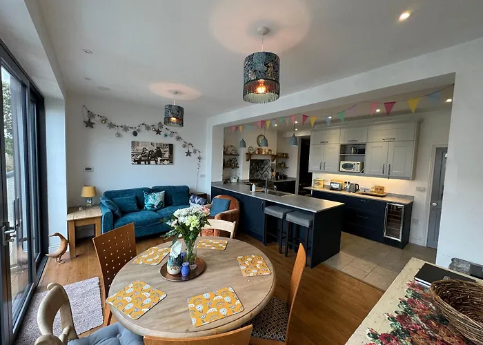 Spacious Pretty In Old Totterdown 布里斯托